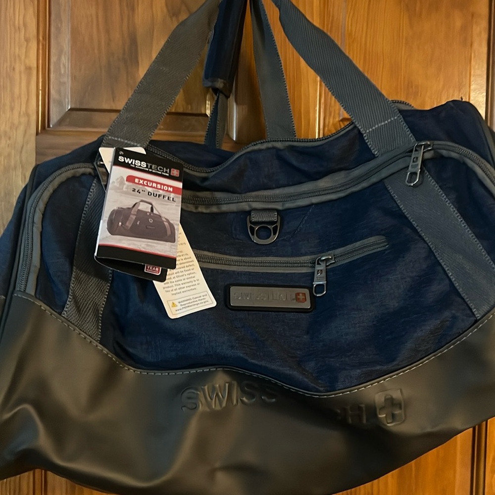 New Swiss Tech Excursion 24 in Duffle NWT Unique
